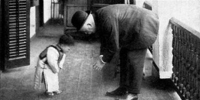 英国传教士梅滕更鞠躬图(图片来源自网络)