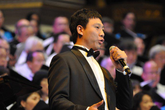 陈金鑫献唱。（图片来源：远牧师博客）