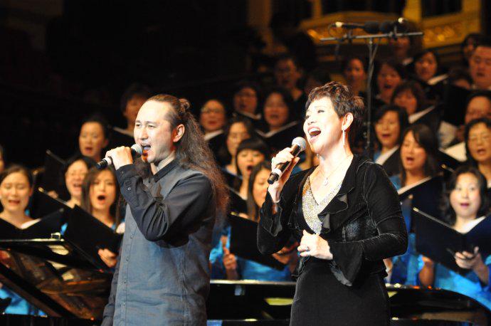 徐池、刘冠霖献唱。（图片来源：远牧师博客）