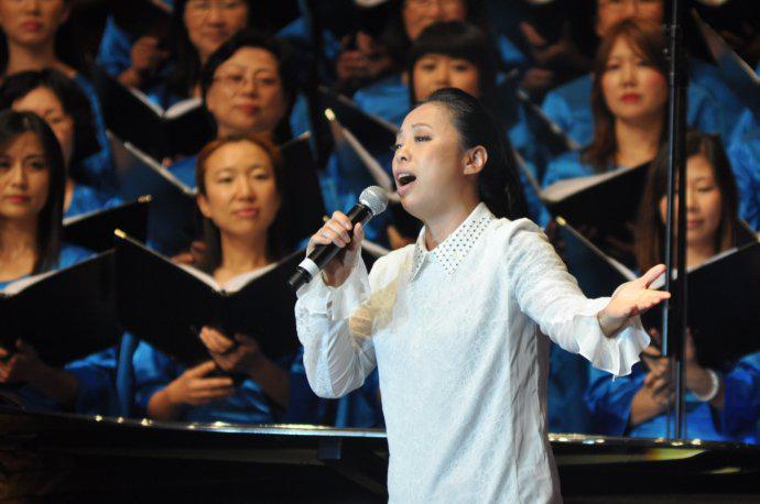 黄绮珊献唱。（图片来源：远牧师博客）