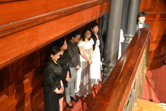 后台祷告。（图片来源：远牧师博客）