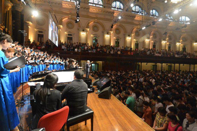 第一场呼召决志信主者到台前。（图片来源：远牧师博客）
