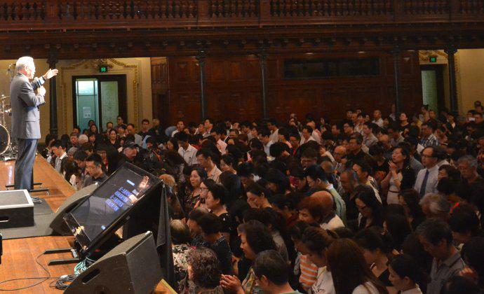 第一场呼召决志信主者到台前。（图片来源：远牧师博客）