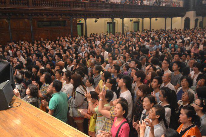 第一场呼召决志信主者到台前。（图片来源：远牧师博客）