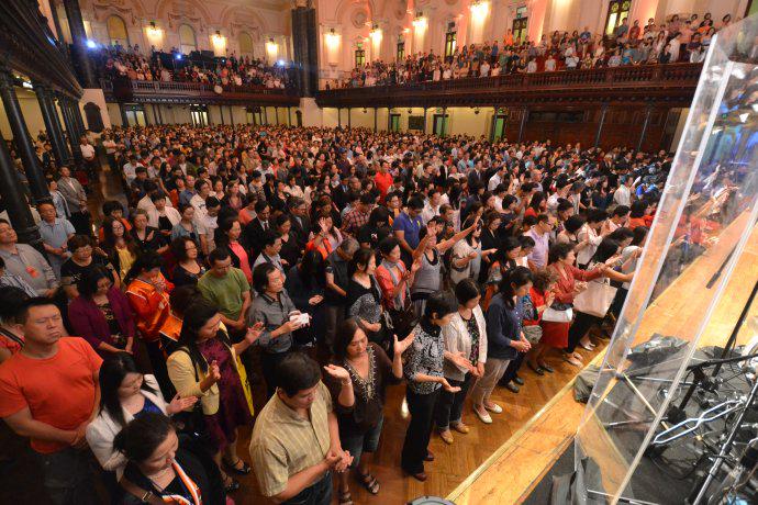 第二场呼召献身传道者到台前。（图片来源：远牧师博客）