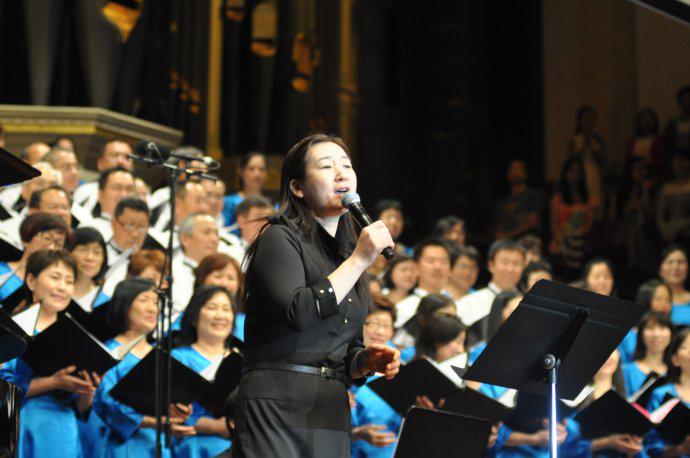 小敏带领敬拜诗歌。（图片来源：远牧师博客）