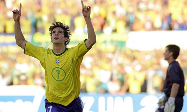 卡卡标志性的双手食指指天，也是在感恩上帝，这样的庆祝方式，卡卡已经数百次上演过。（图：网易体育）