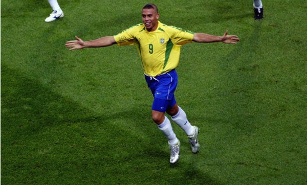 一代巨星罗纳尔多，最著名的的庆祝方式，是展开双臂自由驰骋。这是向世界新七大奇迹之一的里约热内卢的基督神像致敬，因为大罗是基督教徒。（图：网易体育）