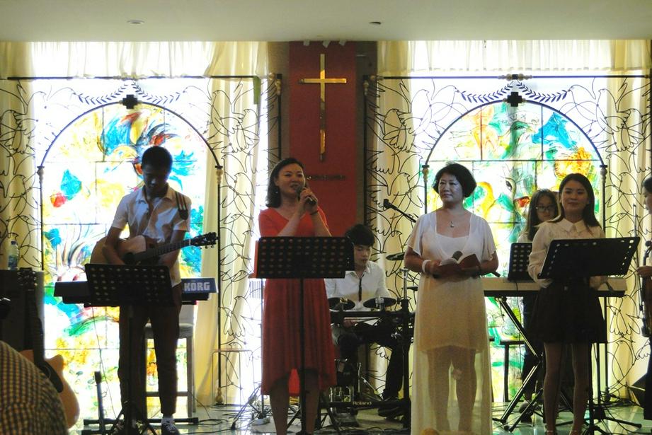 9月7日，天启之光中秋赞美见证会在北京彩虹之约餐厅举行。图为开始的敬拜赞美。（图：基督时报/王新毅）