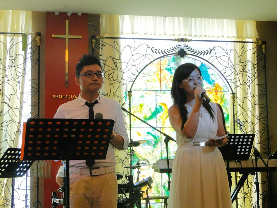 9月7日，天启之光中秋赞美见证会在北京彩虹之约餐厅举行。图为两位主持人宣布开始。（图：基督时报/王新毅）