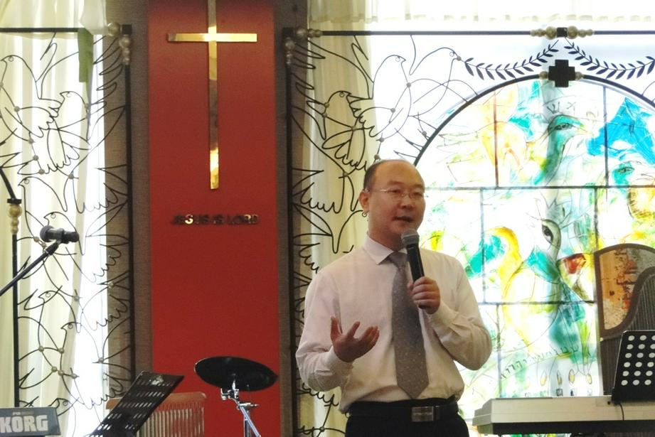 图为戴牧师证道与分享。（图：基督时报/王新毅）