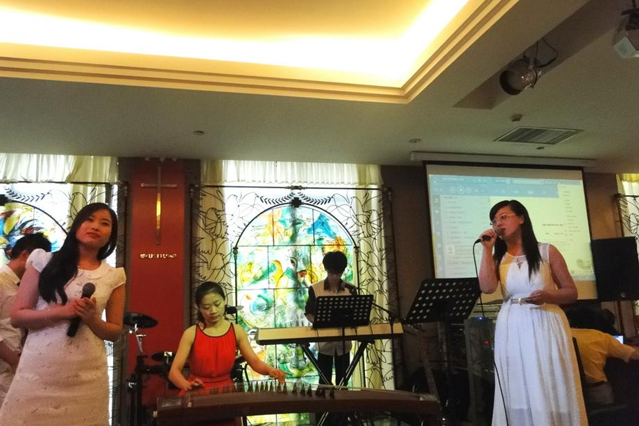 图为最后弟兄姐妹们在古筝伴奏的《使命》赞美诗合唱中落幕。（图：基督时报/王新毅）