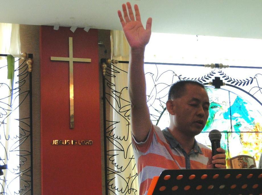 9月7日，天启之光中秋赞美见证会在北京彩虹之约餐厅举行。图为开始时邀请牧师祷告。（图：基督时报/王新毅）