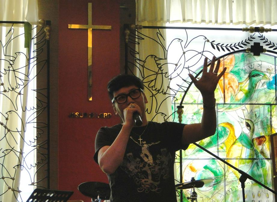 图为来自呼伦贝尔大草原的蒙古族歌手宇海文见证。（图：基督时报/王新毅）