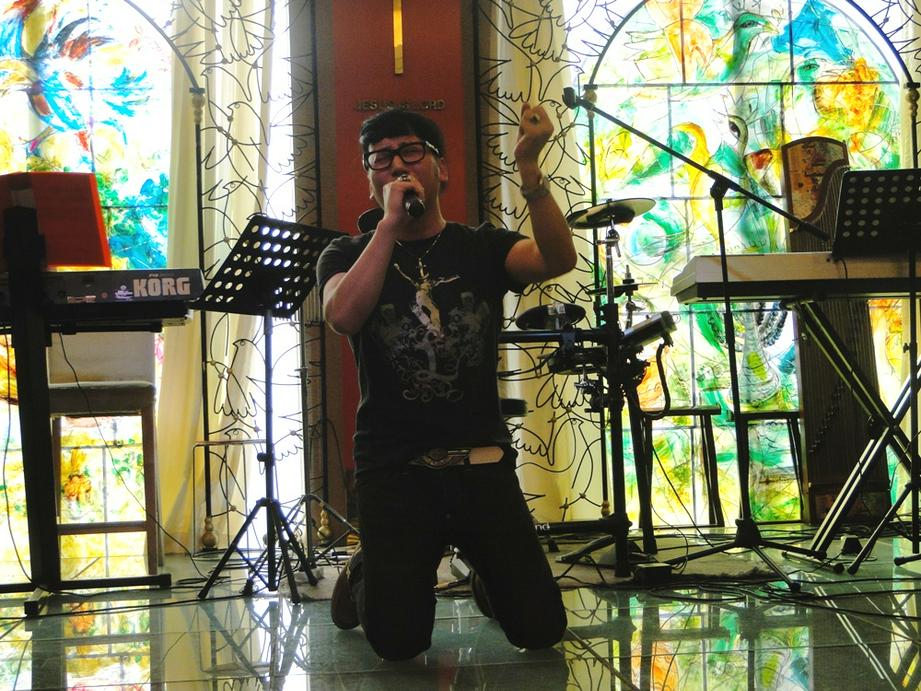 图为宇海文归在地上倾情演唱自己原创的诗歌。（图：基督时报/王新毅）