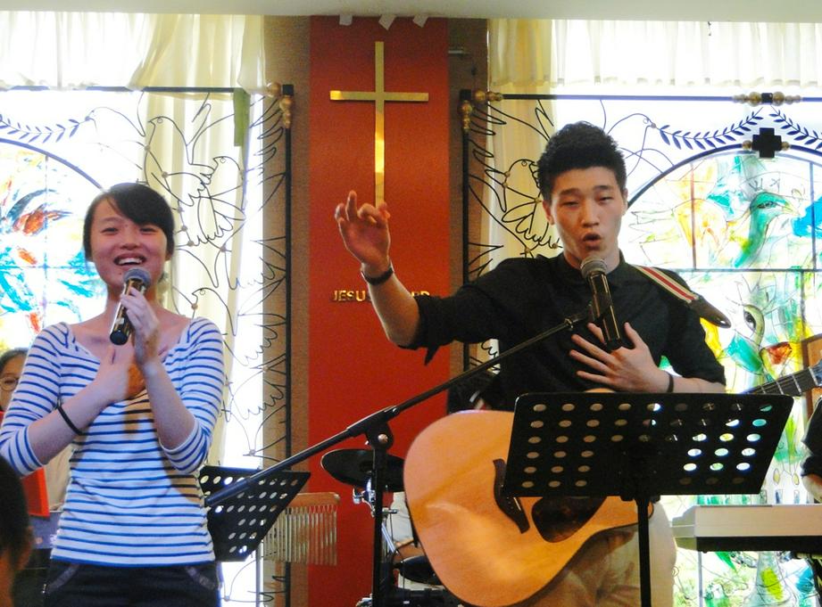 图为90后组成的圣乐乐队带领赞美，全场气氛达到高潮。（图：基督时报/王新毅）