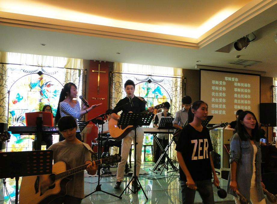 图为90后组成的圣乐乐队带领赞美，全场气氛达到高潮。（图：基督时报/王新毅）