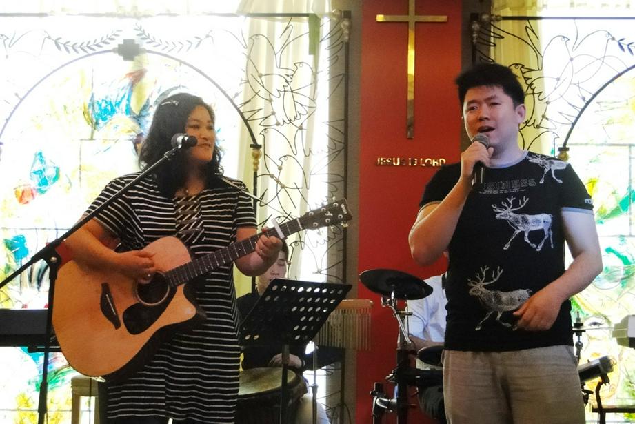 图为基督徒夫妻彼得与多加献唱。（图：基督时报/王新毅）