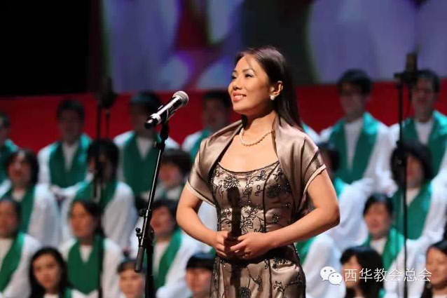 歌手翟鹏演唱。（图：西班牙华人基督教会）