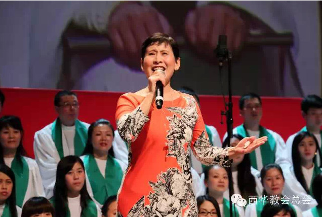 著名歌手远征，唱红一首《在希望的田野上》。