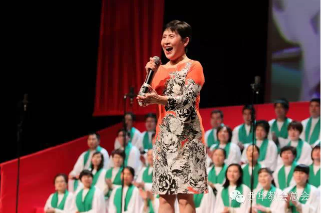 著名歌手远征，唱红一首《在希望的田野上》。