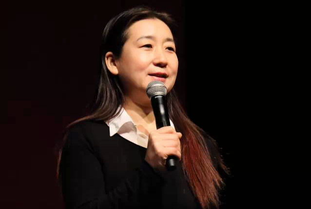 迦南诗歌的作者小敏见证。（图：西班牙华人基督教会）