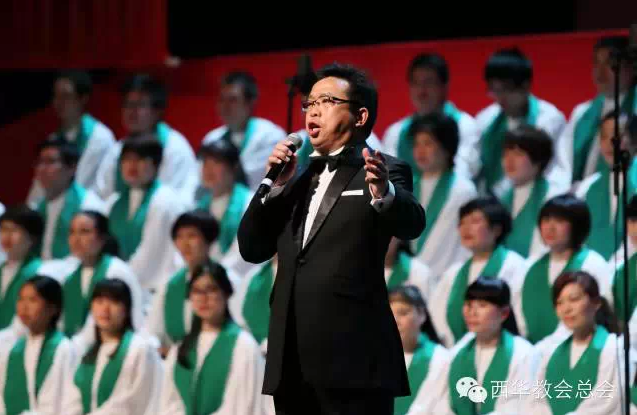 国内著名男高音歌唱家龙涛演唱一首《何等伟大》（图：西班牙华人基督教会）