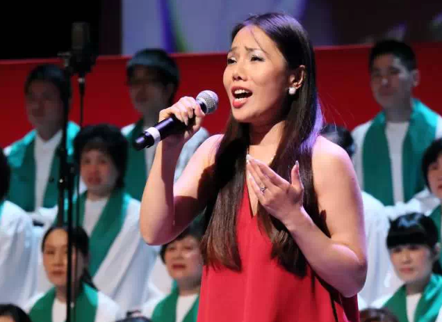 歌手翟鹏演唱。（图：西班牙华人基督教会）