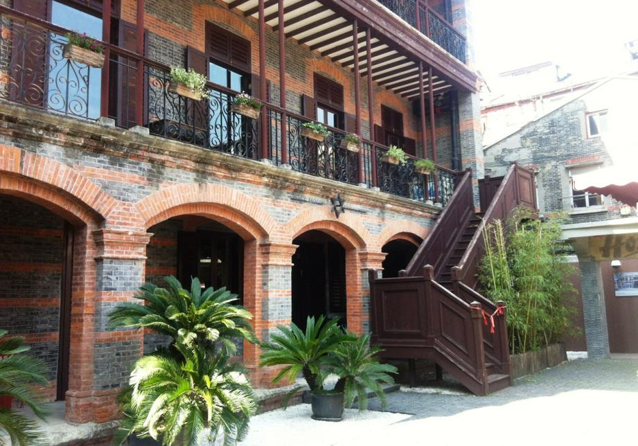 摩西会堂和两座纪念堂中间的安谧气氛。