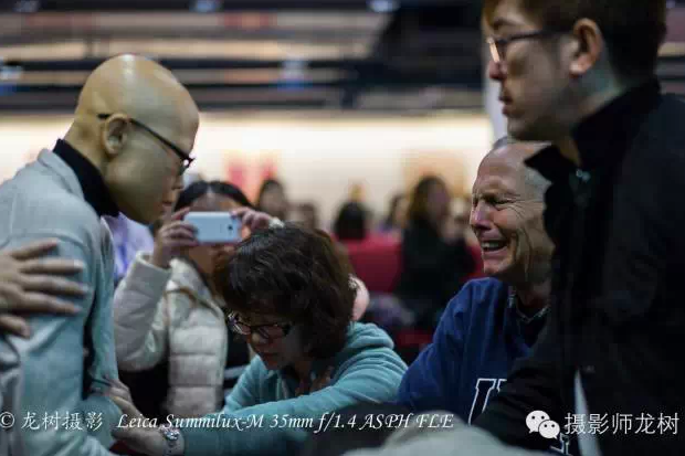 大家围坐一起为新玮姊妹祷告（图：摄影师龙树）