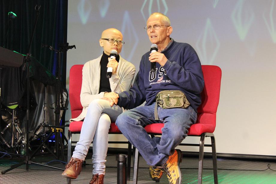 新玮姊妹因为身体不舒服，和斯蒂夫坐下来给大家分享。（图：基督时报/徐敬谦）