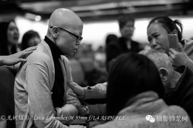 大家为新玮姊妹祷告。（图：摄影师龙树）