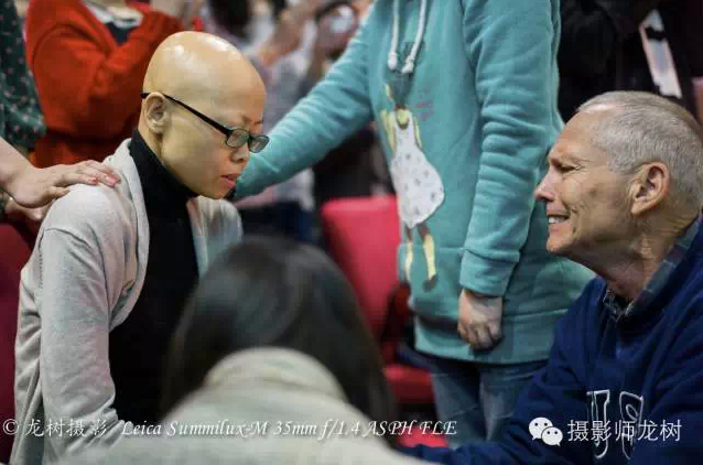 斯蒂夫为新玮姊妹流泪祷告。（图：摄影师龙树）