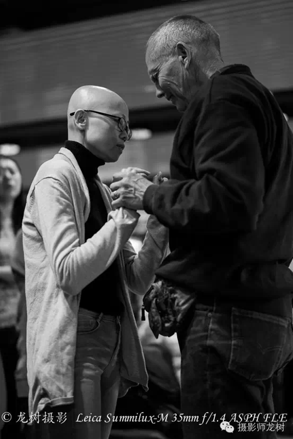 彼此支撑的夫妻……（图：摄影师龙树）