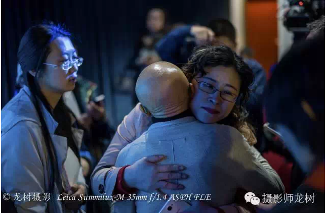 分享会结束后大家纷纷上前与她道别，送来祝福和安慰，依依不舍。（图：摄影师龙树）