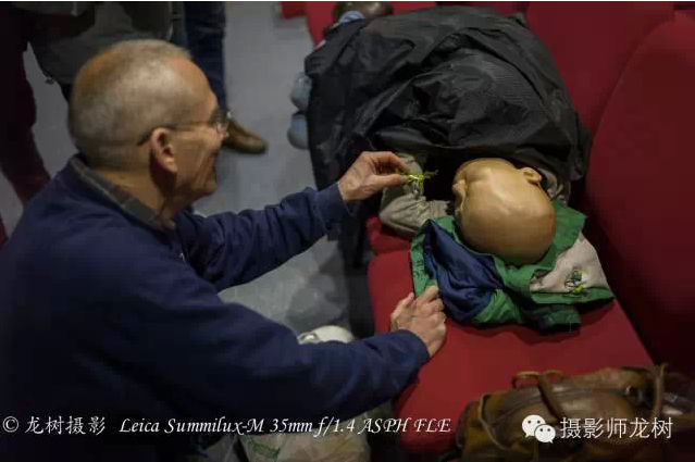 斯蒂夫从随身的行李箱里取出青菜尝试让新玮吃，她丝毫不动。（图：摄影师龙树）