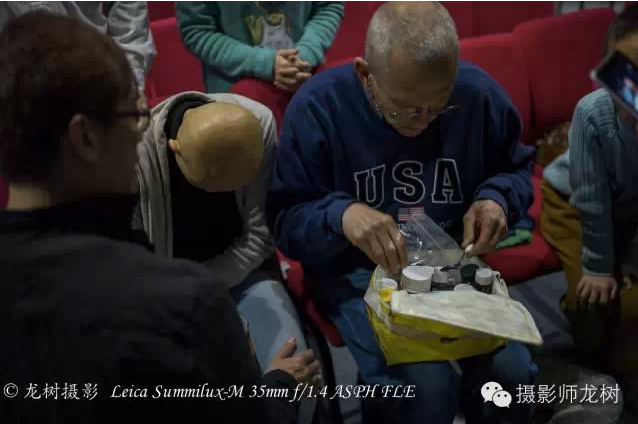 斯蒂夫找药给新玮，也不吃，疼得没有反应了！（图：摄影师龙树）