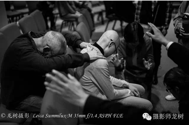 大家为新玮姊妹祷告。（图：摄影师龙树）