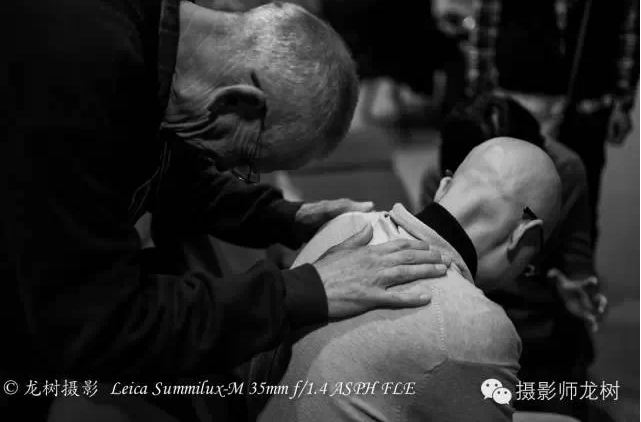 斯蒂夫为新玮姊妹祷告。（图：摄影师龙树）