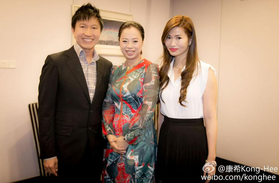 黄绮珊与新加坡城市丰收教会主任牧师康希合影。（图：康希牧师微博）