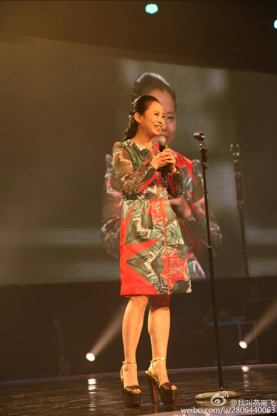 黄绮珊27日的福音活动中献唱。（图：我是燕南飞微博）