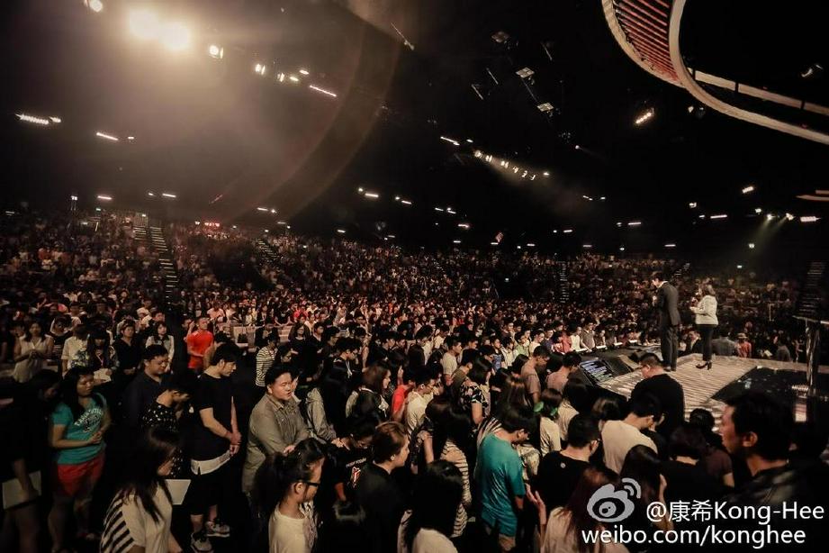 黄绮珊在新加坡城市丰收教会分享现场。（图：康希牧师微博）