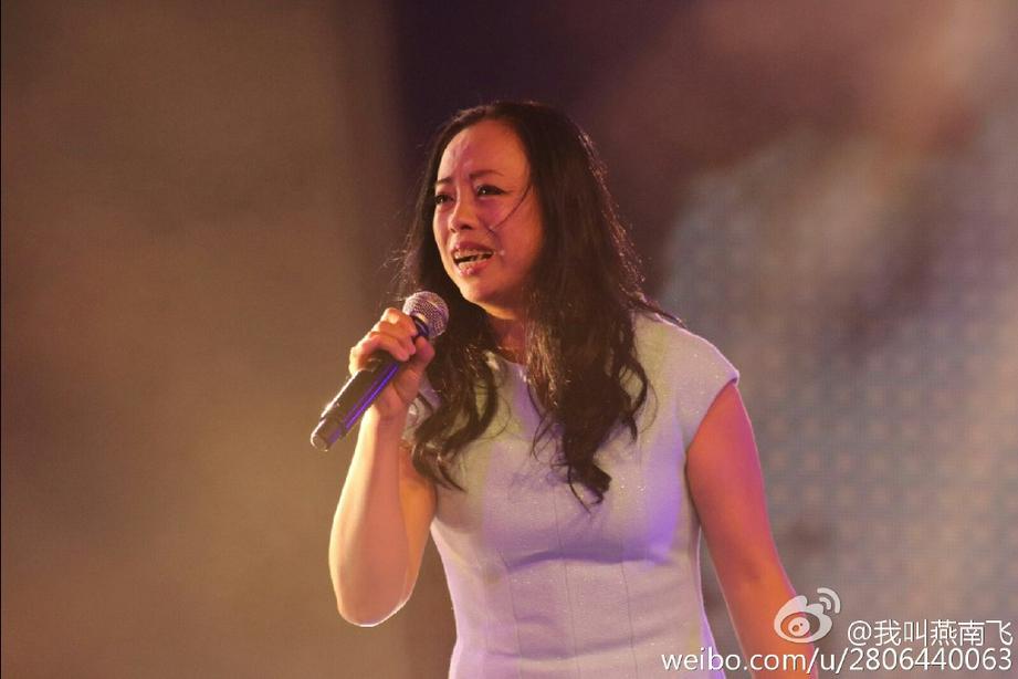 黄绮珊28日的福音活动中献唱。（图：我是燕南飞微博）