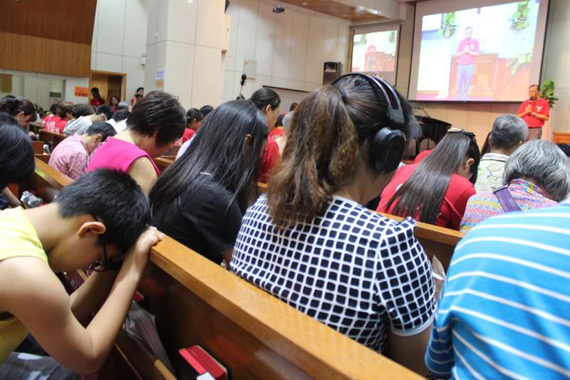 全体会众一同为愿意信耶稣的新朋友代祷。（图：基督时报/施迦南）