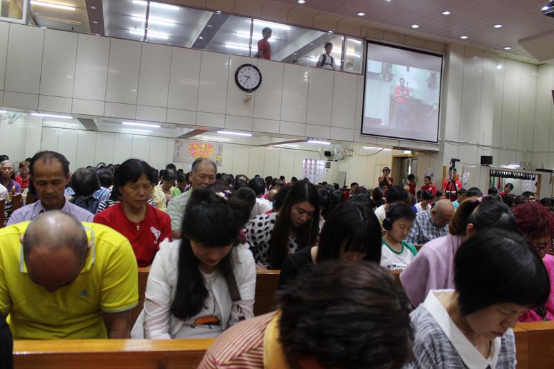 全体会众一同为愿意信耶稣的新朋友代祷。（图：基督时报/施迦南）