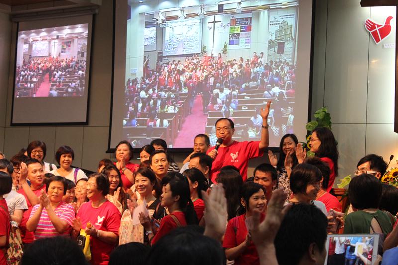 全体会众一同为愿意信耶稣的新朋友代祷。（图：基督时报/施迦南）