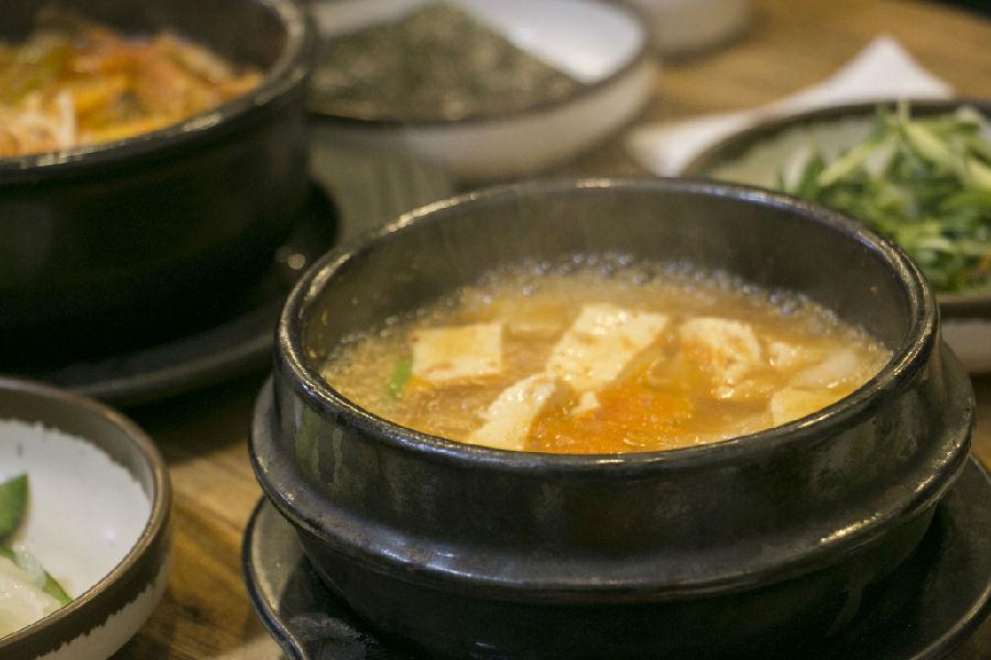 现代教会行程结束后的大中午，导游专门寻得一家著名的传统饭店里带我们饱餐了一顿，精致美味，灵魂和肉体都那么饱足：