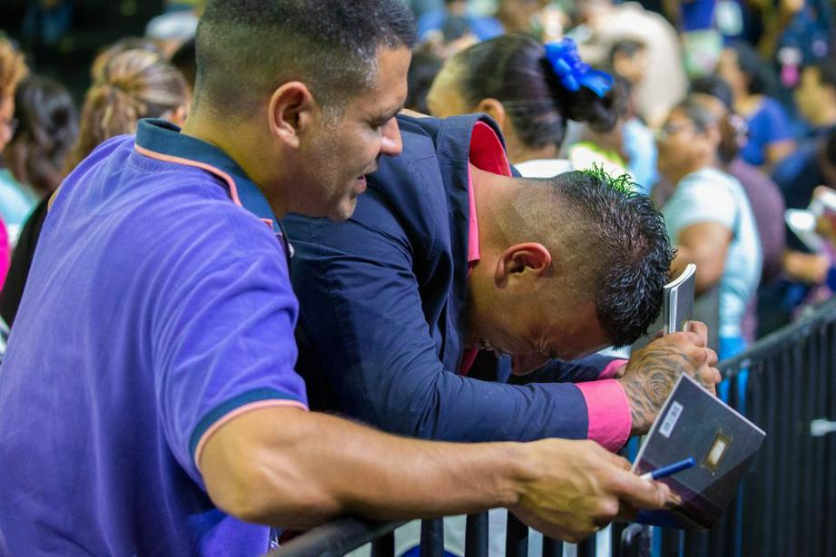 不少现场人士迎接主的爱。