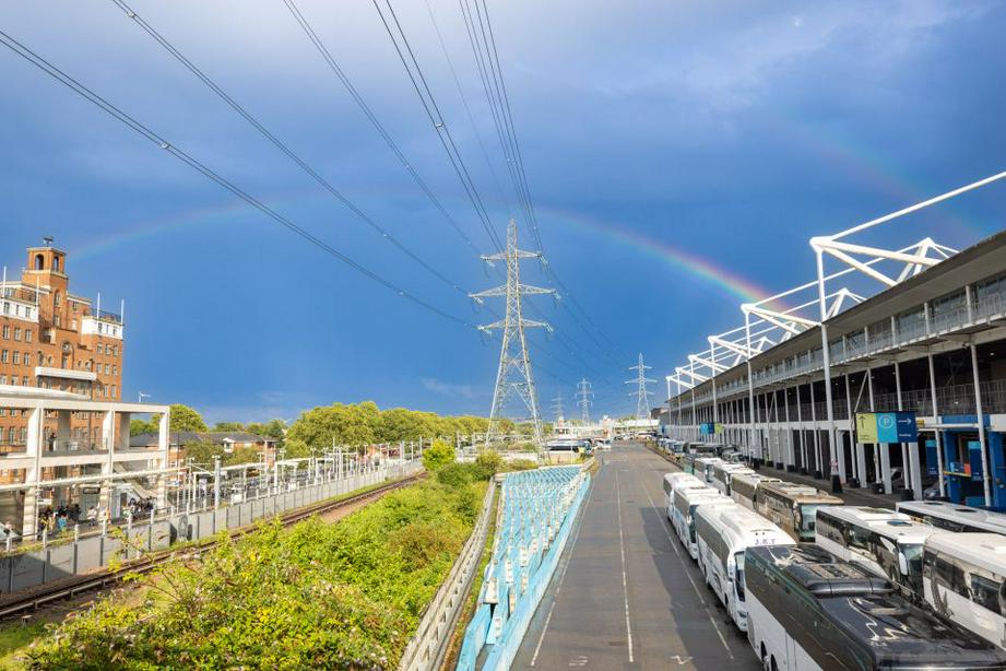 在大雨、雷鸣、闪电甚至冰雹之后，伦敦上空出现了一道完整的彩虹。彩虹是《圣经》中上帝的应许，上帝说过永远不再让洪水审判世界。| 图片来源：葛培理布道团官网