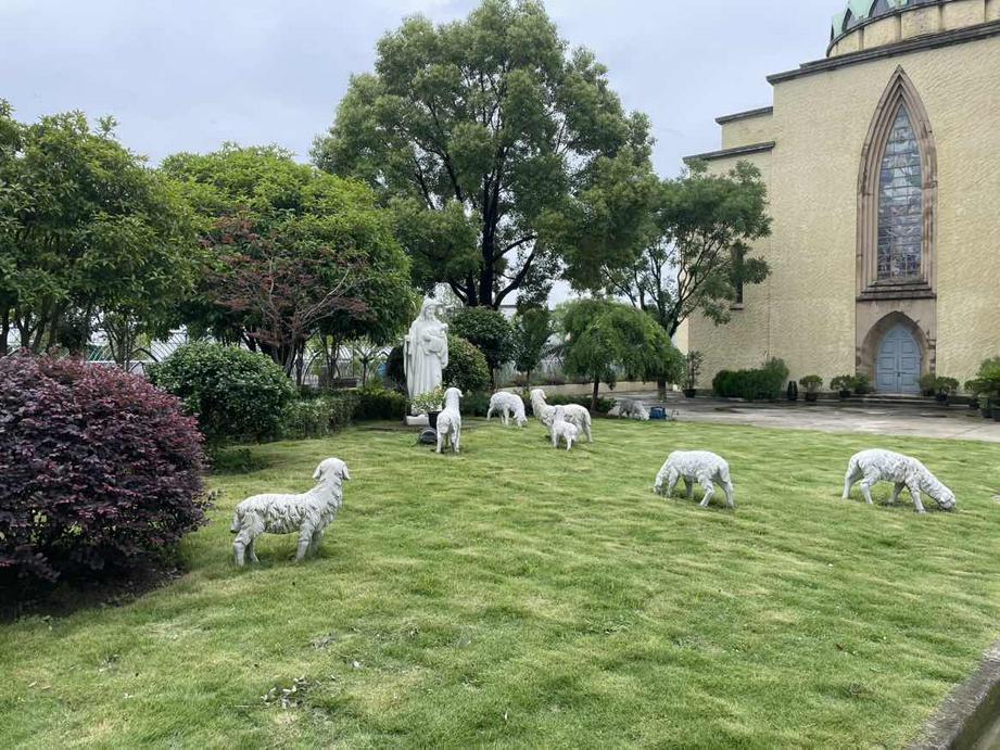教堂院内的雕塑（基督时报/舒念拍摄）
